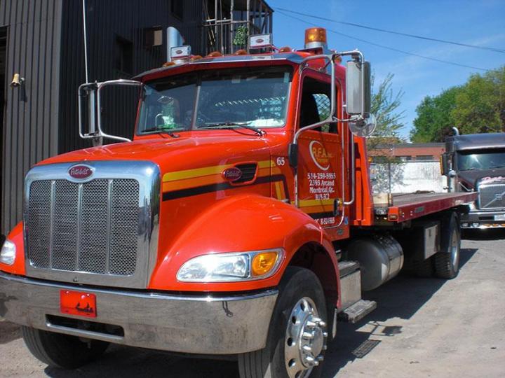 Opération de remorquage de camion lourd Montréal