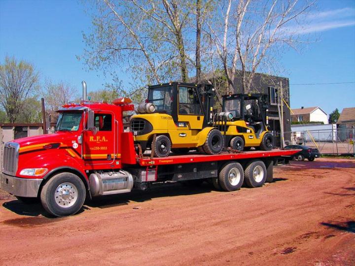 Opération de remorquage de camion lourd Montréal